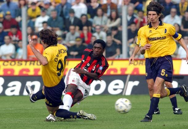 Clarence Seedorf (Mitte, Milan) gegen Mauro Mayer (re.) und Alessandro Grandoni (beide Modena) Fußball Herren Serie A 2003 2004, 1. Italienische Liga, FC Modena - AC Mailand 1:1, Vdig Gruppe Modena Dynamik, Kampf,