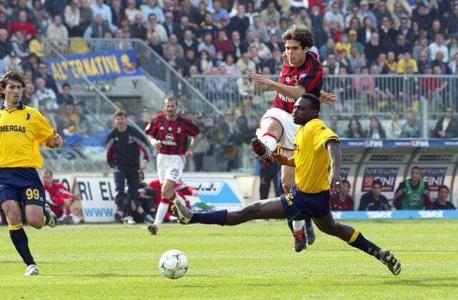Kaka (hi., Milan) zieht ab, John Mensah (re., Modena) kommt zu spät Fußball Herren Serie A 2003 2004, 1. Italienische Liga, FC Modena - AC Mailand 1:1, Vdig Gruppe Modena Dynamik,