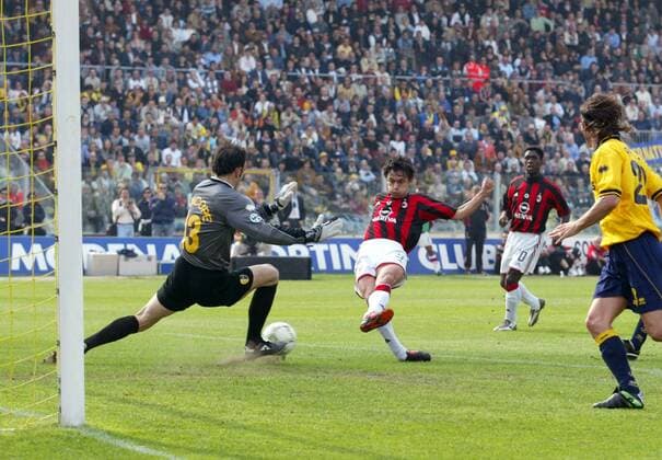 Filippo Inzaghi (re., Milan) scheitert an Torwart Adriano Zancope (Modena) Fußball Herren Serie A 2003 2004, 1. Italienische Liga, FC Modena - AC Mailand 1:1, Vdig Gruppe Modena Dynamik, Abwehr,