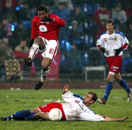 Kalu Uche (li., Wisla Krakau) gegen Michal Probierz (Gornik Zabrze) - NOT TO BE PUBLISHED IN POLAND Fußball Herren Ekstraklasa 2003 2004, 1. Polnische Liga, Gornik Zabrze - Wisla Krakau 0:4 Einzelbild Zabrze Dynamik, Kampf,