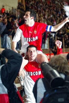 Julien Rodriguez trägt den jubelnden Ludovic Giuly (beide Monaco) auf den Schultern Fußball EC 1 Herren Champions League 2003 2004, Viertelfinale, AS Monaco, Gruppe Monaco Glück Freude, Begeisterung,  