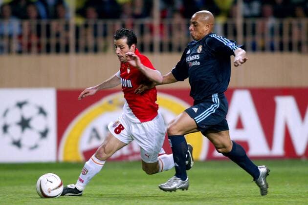 Roberto Carlos (re., Real Madrid) gegen Ludovic Giuly (Monaco) Fußball EC 1 Herren Champions League 2003 2004, Viertelfinale, AS Monaco - Real Madrid 3:1, Gruppe Monaco Dynamik,  