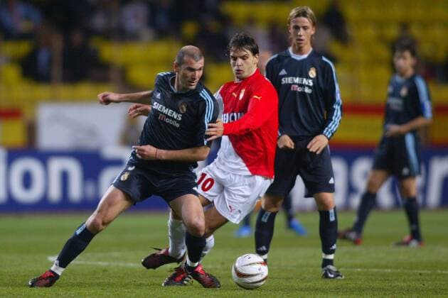Zinedine Zidane (li., Real Madrid) gegen Fernando Morientes (Monaco) Fußball EC 1 Herren Champions League 2003 2004, Viertelfinale, AS Monaco - Real Madrid 3:1, Gruppe Monaco Dynamik,  