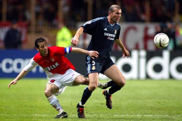 Zinedine Zidane (re., Real Madrid) gegen Ludovic Giuly (Monaco) Fußball EC 1 Herren Champions League 2003 2004, AS Monaco - Real Madrid CF 3:1, Viertelfinale, Rückspiel, Vdig Gruppe Monaco Dynamik,  
