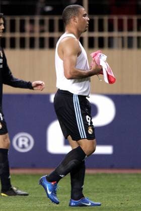 Ronaldo (Real Madrid) - Abgang mit dem gegnerischen Trikot in der Hand Fußball EC 1 Herren Champions League 2003 2004, AS Monaco - Real Madrid CF 3:1, Viertelfinale, Rückspiel, Vdig Einzelbild Monaco Enttäuschung,