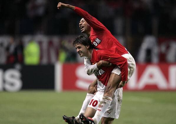 Fernando Morientes (li.) nimmt Edouard Cisse (beide Monaco) beim Torjubel auf den Rücken Fußball EC 1 Herren Champions League 2003 2004, AS Monaco, Viertelfinale, Rückspiel, Vdig Gruppe Monaco Freude, Begeisterung,