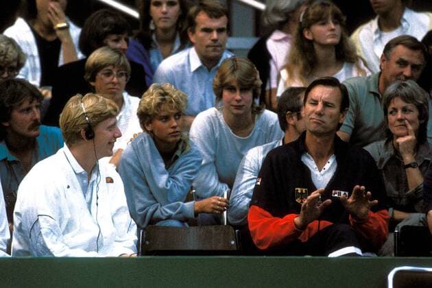 Boris Becker (li.) amüsiert sich über die Grimasse von Teamchef Niki Pilic (beide BRD) Tennis Herren Davis Cup 1985, Daviscup, Daviscupteam, Halle, Indoor, Hallentennis, Hallenturnier, Vdia Gruppe Frankfurt M.