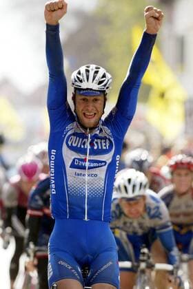 Tom Boonen (Belgien Quick Step-Davitamon) gewinnt Gent - Wevelgem 2004 Radsport Herren Gent - Wevelgem 2004, Straßenradsport, Straße, Rad, Vdig Einzelbild Wevelgem Freude,