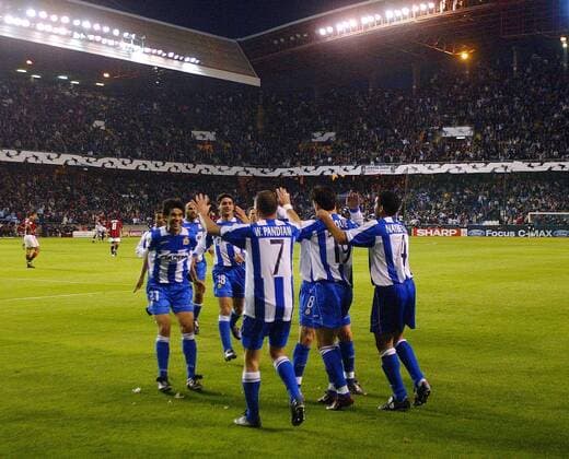 Torjubel La Coruna im heimischen Estadio Riazor, v.li.: Juan Carlos Valeron, Victor, Walter Pandiani, Albert Luque und Nourredine Naybet Fußball EC 1 Herren Champions League 2003 2004, Viertelfinale, Deportivo La Coruna Gruppe La Coruna, Alberto Martos Begeisterung, Freude,  