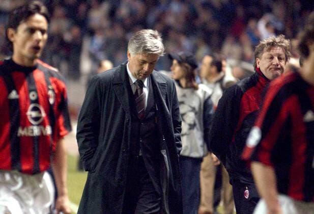 Trainer Carlo Ancelotti (Mitte, Milan) enttäuscht Fußball EC 1 Herren Champions League 2003 2004, La Coruna - AC Mailand 4:0, Viertelfinale, Vdig Einzelbild La Coruna Enttäuschung,
