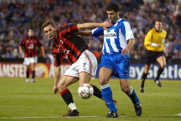 Andrej Schewtschenko (li., Milan) gegen Nourredine Naybet (La Coruna) Fußball EC 1 Herren Champions League 2003 2004, Deportivo La Coruna - AC Mailand 4:0, Viertelfinale, Vdig Gruppe La Coruna Dynamik,