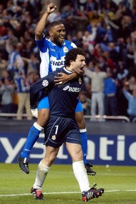 Schlußjubel La Coruna - Torwart Jose Francisco Molina (unten) trägt Jorge Andrade (beide La Coruna) auf dem Rücken über den Platz Fußball EC 1 Herren Champions League 2003 2004, Deportivo La Coruna, Viertelfinale, Vdig Gruppe La Coruna Freude, Begeisterung,