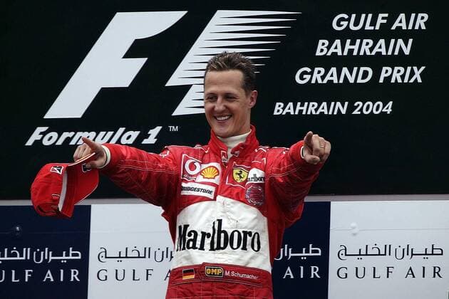 Michael Schumacher (Deutschland Ferrari) lässt sich als Sieger des GP Bahrain 2004 feiern Motorsport Grand Prix Herren Großer Preis von Bahrain 2004, Formel 1 Weltmeisterschaft, F1, F, GP, WM, Vdig Einzelbild Bahrain Racing Circuit Manama Freude,