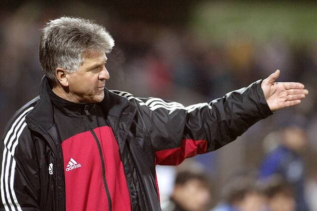 Fußball, Trainerhistorie KSV Hessen Kassel von 1964 bis heute Trainer Hans-Ulrich Thomale (Kassel) gibt Anweisungen Fußball Herren Oberliga Hessen Saison 2003 2004, Hessenpokal, Pokal, Pokalspiel, Viertelfinale, Einzelbild Darmstadt