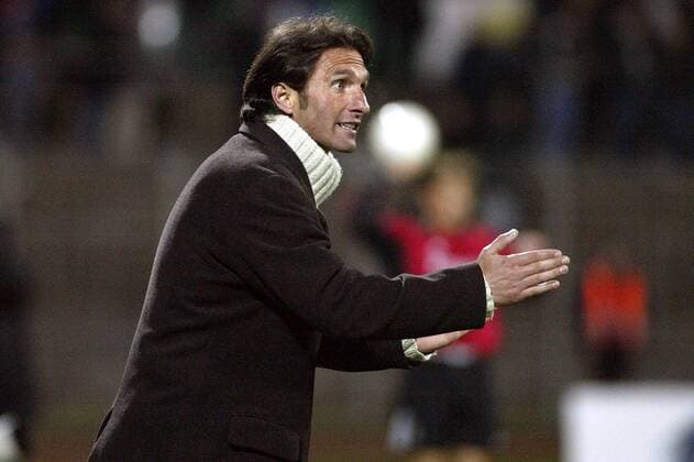 Trainer Bruno Labbadia (Darmstadt) gibt Anweisungen Fußball Herren Oberliga Hessen Saison 2003 2004, Hessenpokal, Pokal, Pokalspiel, Viertelfinale, Einzelbild Darmstadt