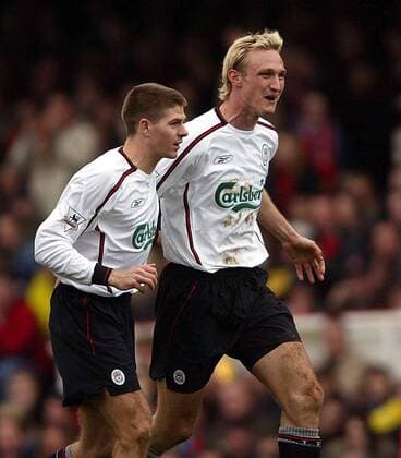 Steven Gerrard (li.) und Torschütze Sami Hyypiä (beide Liverpool) jubeln nach der 0:1-Führung Fußball Herren English Premier League 2003 2004, 1. Englische Liga, London - FC Liverpool 4:2, Vdig, Gruppe London Freude,
