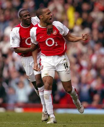 Thierry Henry (re.) jubelt nach seinem 3. Torerfolg mit Lauren Etame Mayer (beide Arsenal) Fußball Herren English Premier League 2003 2004, 1. Englische Liga, FC Arsenal London, Vdig, Gruppe London Begeisterung, Freude,