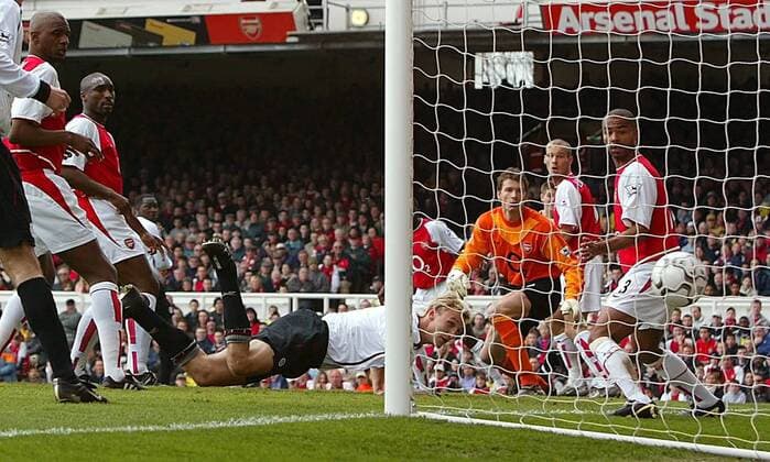 Sami Hyypiä (Liverpool, Mitte) erzielt per Kopfball das 0:1, die Rolle der Ölgötzen nehmen ein v. li.: Kolo Toure, Sol Campbell, Torwart Jens Lehmann, Fredrik Ljungberg und Ashley Cole (Arsenal) Fußball Herren English Premier League 2003 2004, 1. Englische Liga, FC Arsenal London - FC Liverpool 4:2, Vdig, Gruppe London Dynamik, Spannung