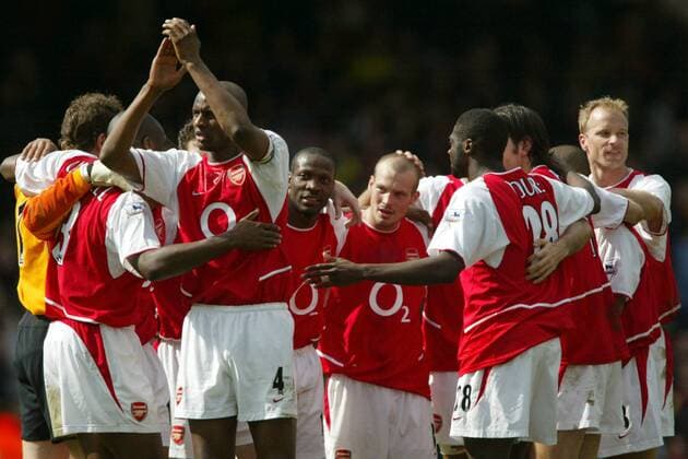Mannschaftsjubel Arsenal mit v.li.: Patrick Vieira, Lauren Etame Mayer, Fredrik Ljungberg und Dennis Bergkamp Fußball Herren English Premier League 2003 2004, 1. Englische Liga, FC Arsenal London Gruppe London Freude, Begeisterung,