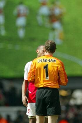Torwart Jens Lehmann (re.) im Gespräch mit Thierry Henry (beide Arsenal) Fußball Herren English Premier League 2003 2004, 1. Englische Liga, FC Arsenal London Gruppe London