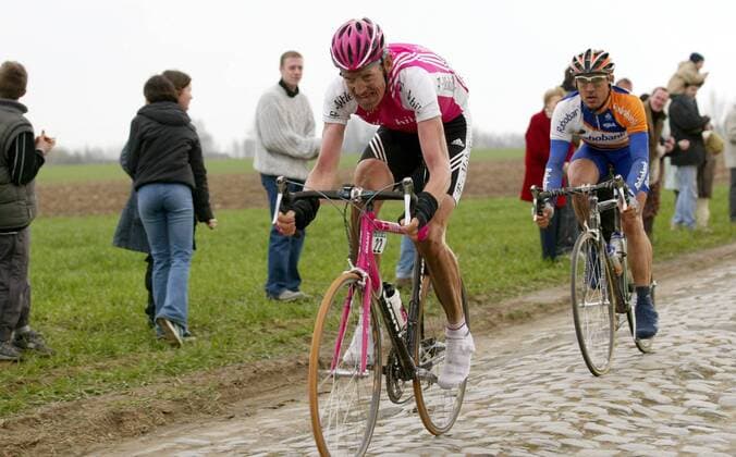 Rolf Aldag (Deutschland T Mobile) quält sich über das Kopfsteinpflaster Radsport Herren Paris - Roubaix 2004, Straßenradsport, Straße, Rad, Vdig Gruppe