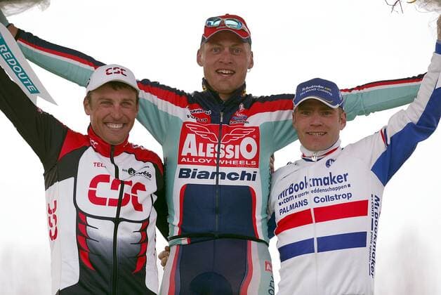 Siegerehrung: Magnus Backstedt (Schweden Alessio Bianchi, Mitte) gewinnt Paris - Roubaix 2004 vor Tristan Hoffman (Niederlande CSC, li.) und Roger Hammond (Großbritannien Palmans Collstrop) Radsport Herren Paris - Roubaix 2004, Straßenradsport, Straße, Rad, Vdig Gruppe Freude,