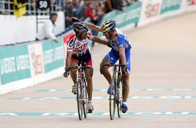 Fair geht vor: Peter van Petegem (Belgien Lotto Domo, li.) fährt mit seinem Rivalen Johan Museeuw (Belgien Quick Step Davitamon) über die Ziellinie Radsport Herren Paris - Roubaix 2004, Straßenradsport, Straße, Rad, Vdig Gruppe Harmonie, Kameradschaft, Freude,