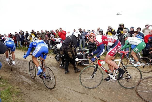 Bert Hiemstra (Niederlande Chocolade Jacques-Wincor Nixdorf, re.) muß mit den anderen Fahrern einem auf dem schmierigen Kopfsteinpflaster gestürzten Begleitmotorrad ausweichen Radsport Herren Paris - Roubaix 2004, Straßenradsport, Straße, Rad, Vdig Totale
