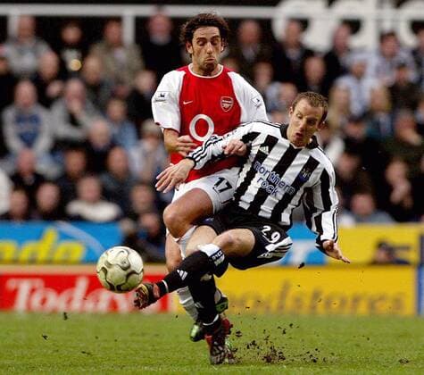 Edu (Arsenal, li.) gegen Lee Bowyer (Newcastle) Fußball Herren English Premier League 2003 2004, 1. Englische Liga, Newcastle United - FC Arsenal London 0:0 Gruppe Newcastle Dynamik, Kampf,