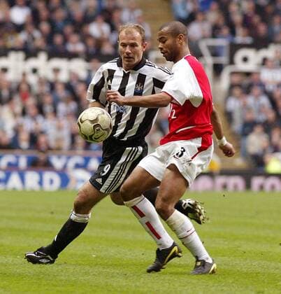 Ashley Cole (Arsenal, re.) gegen Alan Shearer (Newcastle) Fußball Herren English Premier League 2003 2004, 1. Englische Liga, Newcastle United - FC Arsenal London 0:0 Gruppe Newcastle Dynamik,