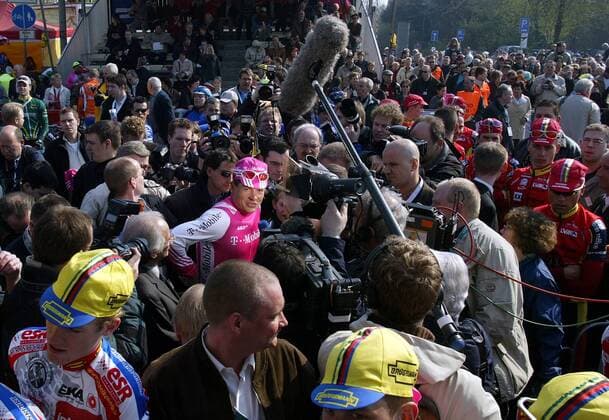 Bei dem Radklassiker Rund um Köln steht Jan Ullrich (Deutschland T Mobile) im Zentrum des Medieninteresses Radsport Herren Rund um Köln 2004, Straßenradsport, Straße, Rad, Vdig Totale Köln