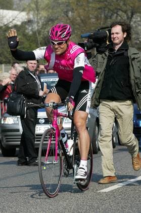 Jan Ullrich (Deutschland T Mobile) wird von einem Kameramann verfolgt Radsport Herren Rund um Köln 2004, Straßenradsport, Straße, Rad, Vdig Gruppe Köln