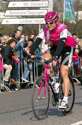 Jan Ullrich (Deutschland T Mobile) wählt den geraden Weg, und lässt die Abbiegung Richtung McDonalds hinter sich Radsport Herren Rund um Köln 2004, Straßenradsport, Straße, Rad, Vdig Einzelbild Köln