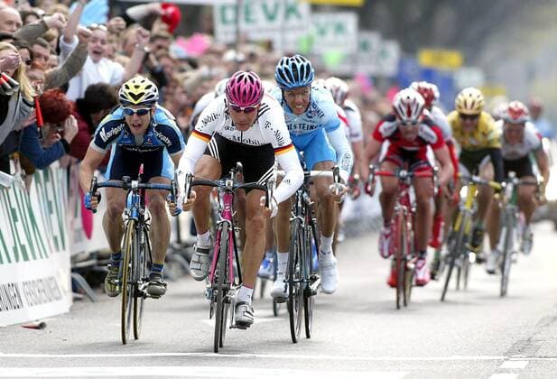 Erik Zabel (Deutschland T Mobile) gewinnt den Radklassiker Rund um Köln vor Danilo Hondo (Deutschland Gerolsteiner, re.) und Kirk Obee (USA Navigators Insurance) Radsport Herren Rund um Köln 2004, Straßenradsport, Straße, Rad, Vdig Gruppe Köln
