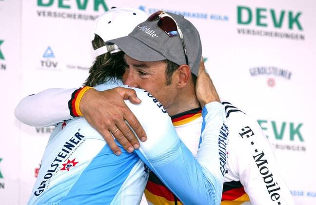 Siegerehrung: Erik Zabel (Deutschland T Mobile, re.) umarmt Danilo Hondo (Deutschland Gerolsteiner) Radsport Herren Rund um Köln 2004, Straßenradsport, Straße, Rad, Vdig Gruppe Köln Harmonie Freude,