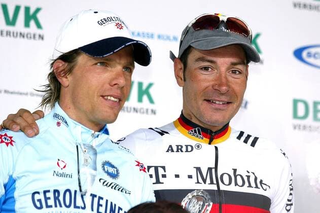 Siegerehrung: Erik Zabel (Deutschland T Mobile, re.) und der Zweitplatzierte Danilo Hondo (Deutschland Gerolsteiner) Radsport Herren Rund um Köln 2004, Straßenradsport, Straße, Rad, Vdig Gruppe Köln