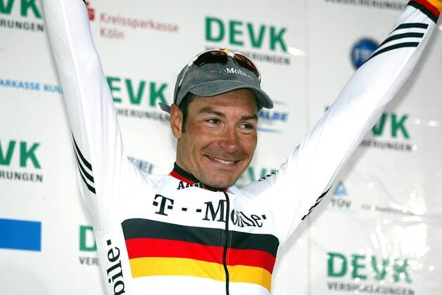Sieger Erik Zabel (Deutschland T Mobile) Radsport Herren Rund um Köln 2004, Straßenradsport, Straße, Rad, Vdig Einzelbild Köln Freude,