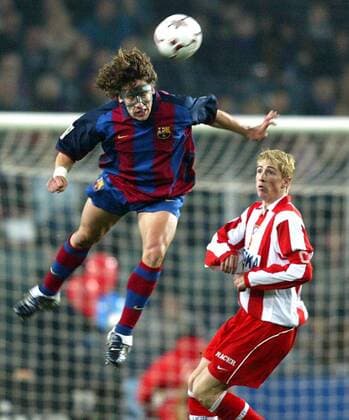 Carles Puyol (FC Barcelona, li.) - Kopfball, daneben Juan Fernando Torres (Atletico Madrid) Fußball Herren Primera Division 2003 2004, 1. Spanische Liga, FC Barcelona - Atletico Madrid 3:1, Barca Gruppe Barcelona Dynamik,  