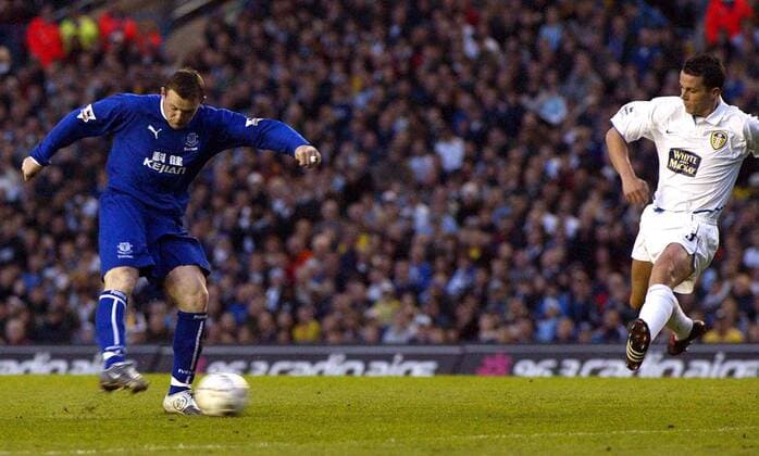 Wayne Rooney (li., Everton) trifft zum 1:0, Ian Harte (Leeds) kommt zu spät Fußball Herren English Premier League 2003 2004, 1. Englische Liga, Leeds United FC - FC Everton 1:1, Gruppe Leeds Dynamik,