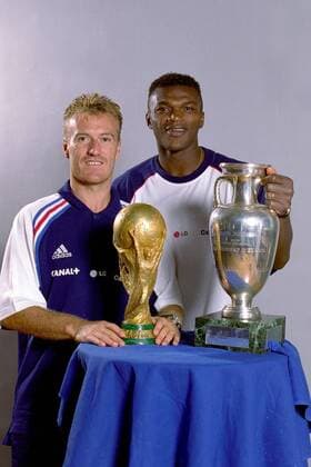 Die Welt- und Europameister Didier Deschamps (li.) und Marcel Desailly (beide Frankreich) mit dem FIFA-Weltpokal und dem Henry-Delaunay-Pokal Fußball Herren Nationalmannschaft 2000, Nationalteam, Shooting, Fotoshooting, Fototermin Gruppe  