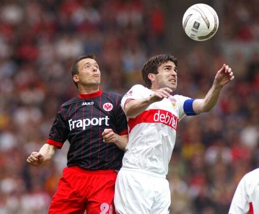 Zvonimir Soldo (Stuttgart, re.) gegen Markus Beierle (Frankfurt) Fußball 1. BL Herren Saison 2003 2004, VfB Stuttgart - Eintracht Frankfurt 3:1, Vdig Gruppe Stuttgart Dynamik,