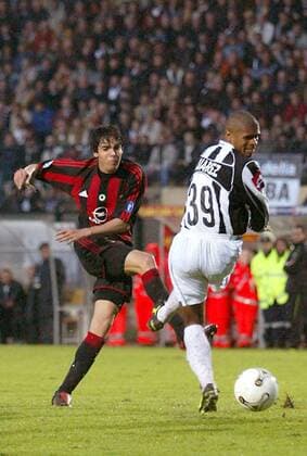 Kaka (Milan, li.) gegen Texeira de Souza Juarez (Siena) Fußball Herren Serie A 2003 2004, 1. Italienische Liga, AC Siena - AC Mailand 1:2, Vdig Gruppe Siena Dynamik,