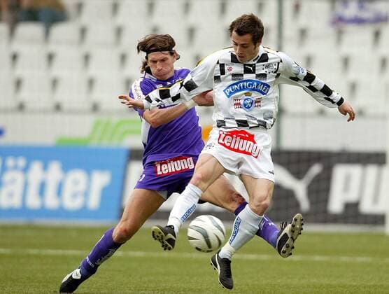 Herbert Rauter (Sturm Graz, re.) gegen Christoph Jank (Salzburg) Fußball Herren tmobileBundesliga 2003 2004, 1. Österreichische Liga Gruppe Salzburg Dynamik,