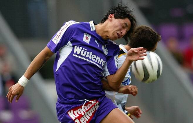 Mario Salgado (Salzburg, li.) gegen Dag (Sturm Graz) Fußball Herren tmobileBundesliga 2003 2004, 1. Österreichische Liga Gruppe Salzburg Dynamik,