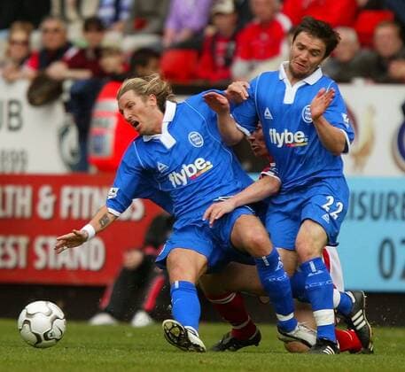 Robbie Savage (li.) und Damien Johnson (beide Birmingham) versperren Matt Holland (Charlton) den Weg Fußball Herren English Premier League 2003 2004, 1. Englische Liga, Charlton Athletic - Birmingham City 1:1, Vdig Gruppe Charlton Dynamik, Kampf,