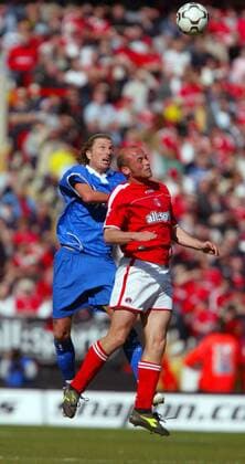 Robbie Savage (Birmingham, li.) gegen Claus Jensen (Charlton) Fußball Herren English Premier League 2003 2004, 1. Englische Liga, Charlton Athletic - Birmingham City 1:1, Vdig Gruppe Charlton Dynamik,