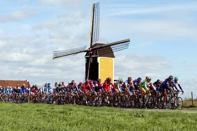 Typisch holländisch: Das Fahrerfeld passiert eine alte Windmühle Radsport Herren Amstel Gold Race 2004, Straßenradsport, Straße, Rad Totale Limburg