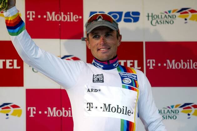 Steffen Wesemann (Deutschland T Mobile) im Trikot des Weltcupführenden bei der Siegerehrung Radsport Herren Amstel Gold Race 2004, Straßenradsport, Straße, Rad Einzelbild Limburg Freude, Begeisterung,