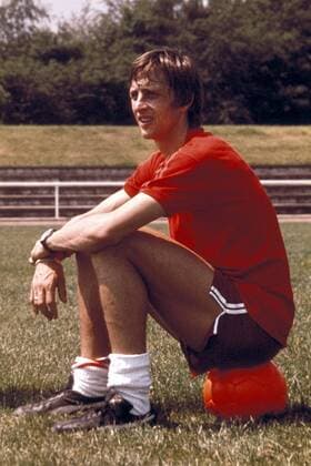 Johan Cruyff (Niederlande) hat auf einem Ball Platz genommen Fußball WM Herren Weltmeisterschaft 1974, Nationalmannschaft, Nationalteam, Holland, Einzelbild