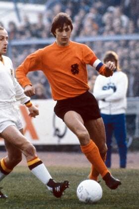 Johan Cruyff (Niederlande) am Ball Fußball Länderspiel Herren Weltmeisterschaftsqualifikation 1973, Qualifikation, Länderspiel, Nationalmannschaft, Nationalteam Einzelbild Amsterdam Dynamik,
